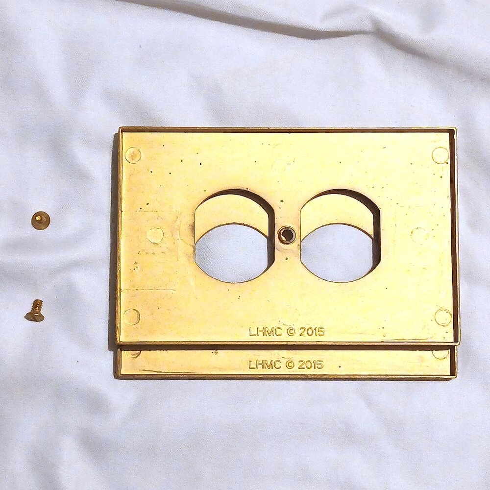 Lot 2x 2015 LHMC Liberty Hardware Metal Electrical Outlet Plate Cover Brass Tone - Picture 3 of 7